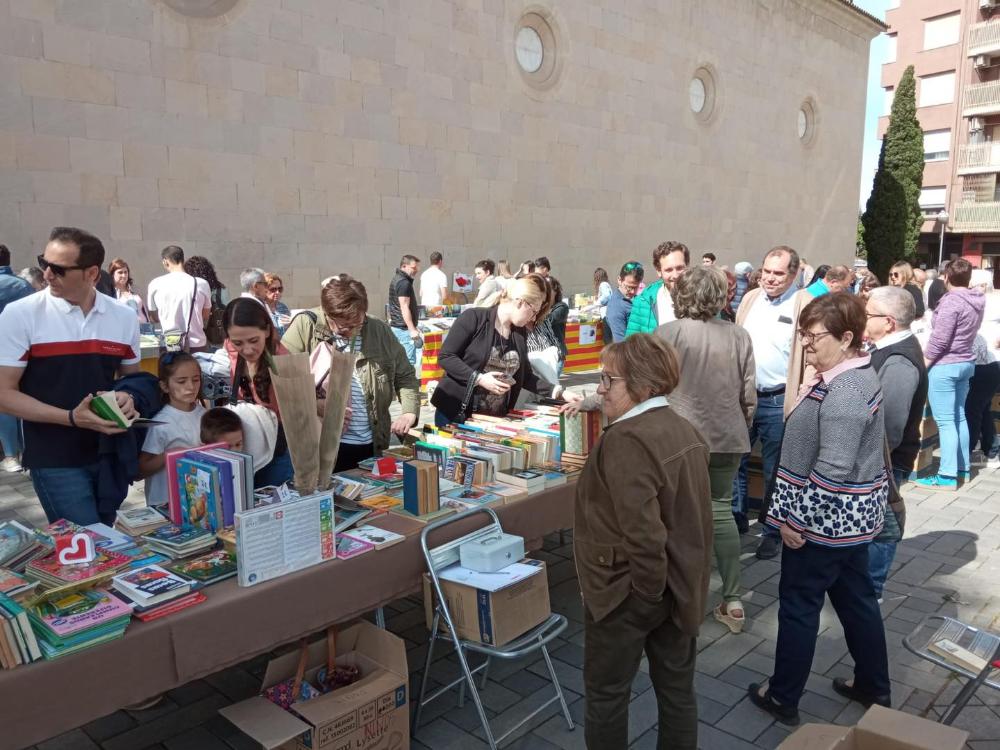 Imagen Monzón celebra el día de San Jorge y del Libro con música, flores y libros
