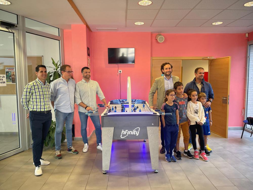 Imagen El Ayuntamiento dota de un futbolín a cada centro escolar con ocasión del Mundial que se celebrará próximamente