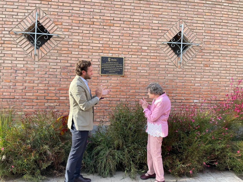 Imagen El Ayuntamiento coloca una placa a las Hermanas de Santa en Monzón por su estancia durante 132 años