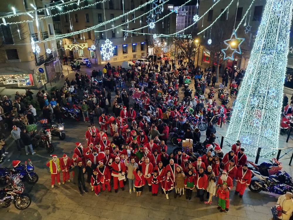 Imagen Multitudinario recibimiento a Papá Noel con un desfile y más de un centenar de motos