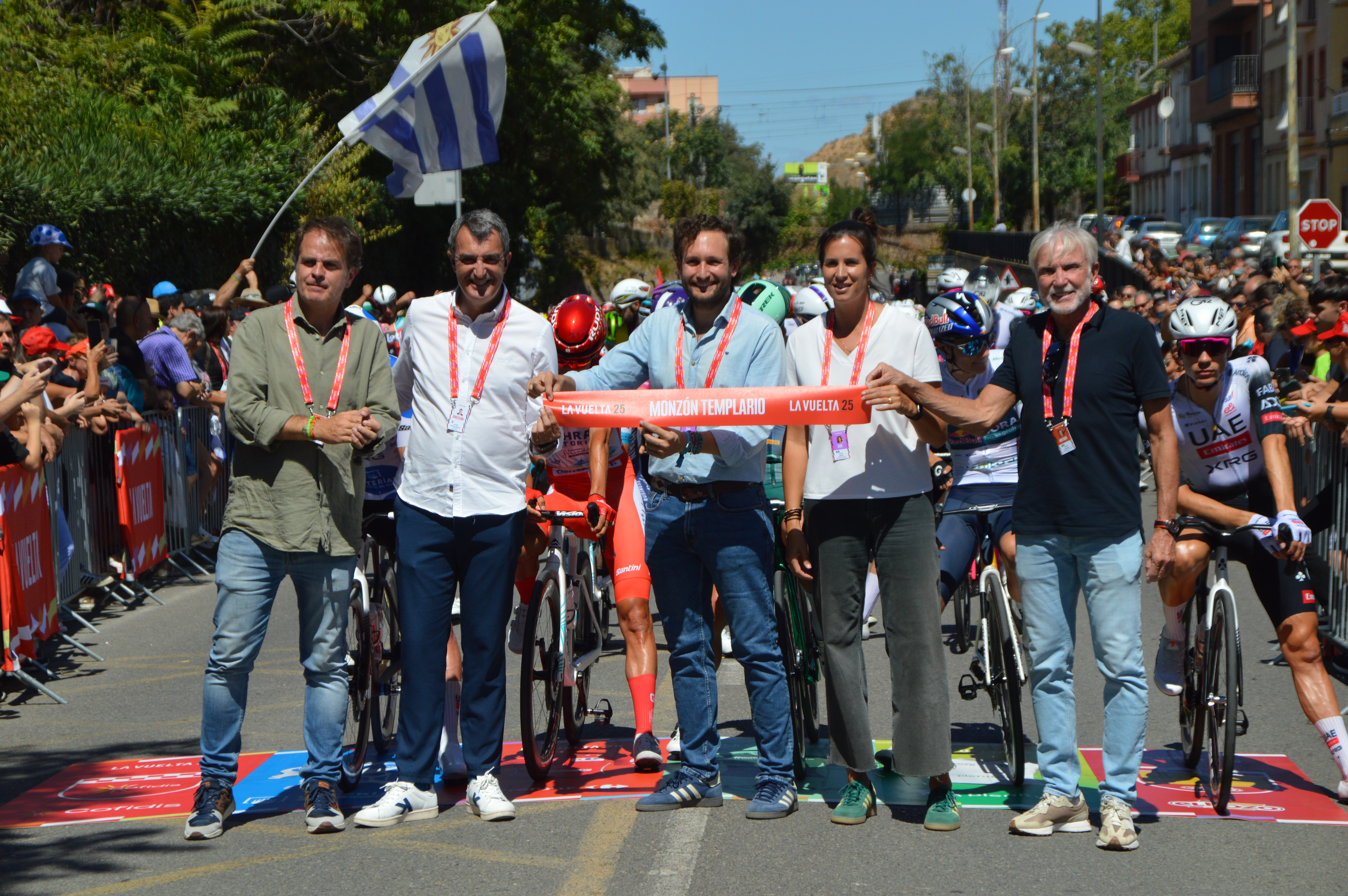 Imagen Miles de personas arropan la salida de La Vuelta en Monzón