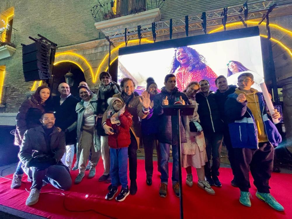 Imagen A Monzón le gusta la Navidad y ya brilla como nunca, tras su encendido