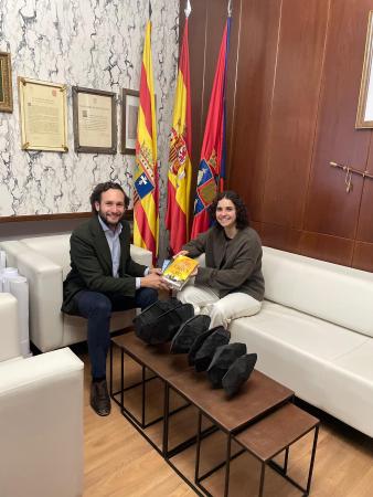 Imagen El alcalde de Monzón recibe a Marta Sierra, Premio Wonnow a los mejores...