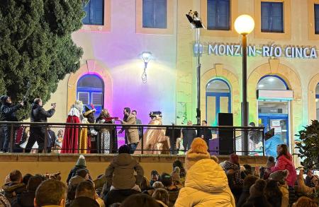 Imagen Sus Majestades los Reyes Magos de Oriente llegan en tren a Monzón donde...