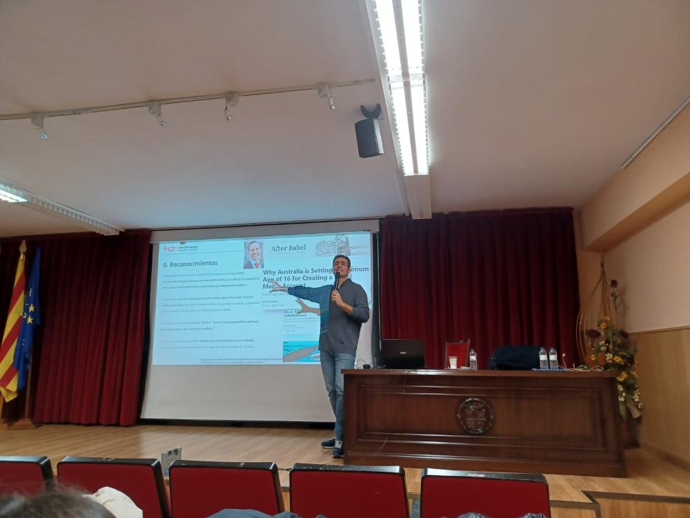 Imagen El psicólogo Francisco Villar habló de las consecuencias del uso de pantallas en los adolescentes