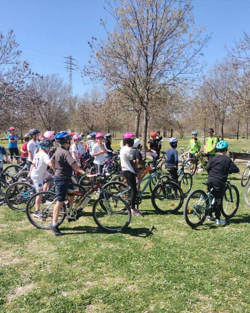 Imagen El Ayuntamiento de Monzón y la Asociación Entre Ruedas renuevan el programa del Aula en Bici