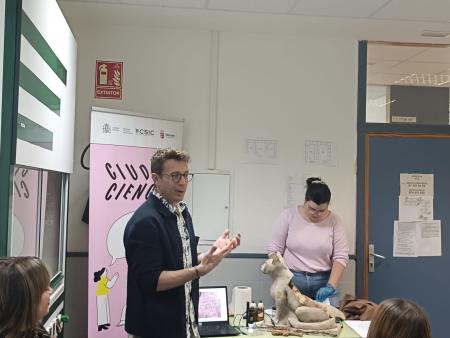 Imagen La Viajera del Tiempo nuevo taller de Ciudad Ciencia para los alumnos...