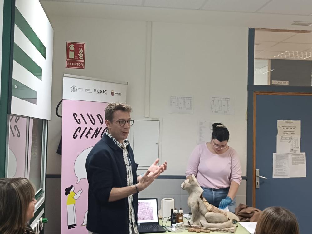 Imagen La Viajera del Tiempo nuevo taller de Ciudad Ciencia para los alumnos del Mor de Fuentes y Salesianos