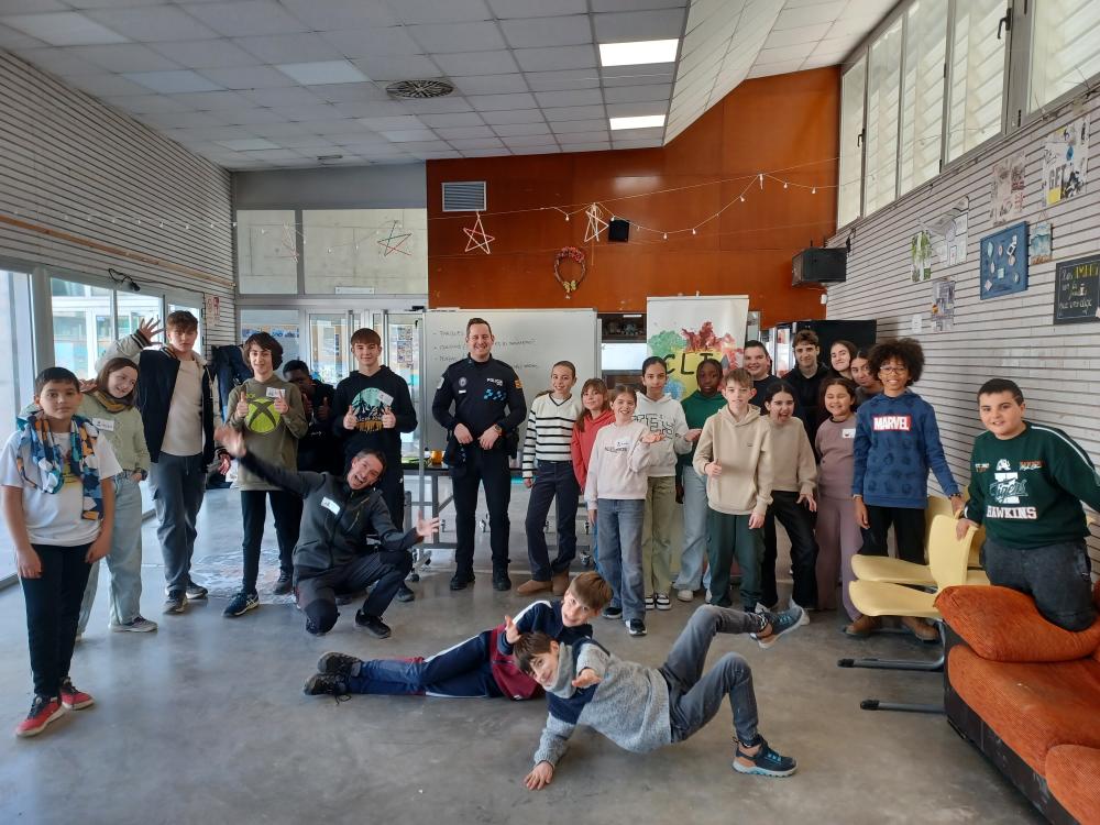 Imagen El Consejo de Infancia y Adolescencia aborda los espacios sin humo con la visita del Policía Tutor