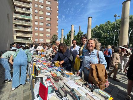 Imagen Concurrido mercado de flores y libros en Monzón por San Jorge