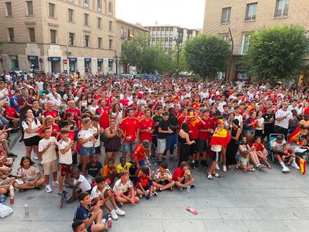 Imagen Monzón vibró con la victoria de España en la Plaza Mayor donde se colocó...