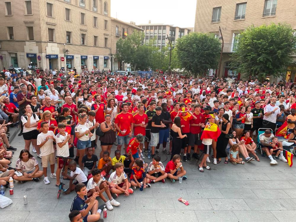 Imagen Monzón vibró con la victoria de España en la Plaza Mayor donde se colocó una pantalla