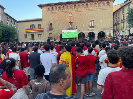 Imagen Llenazo en la Plaza Mayor para ver proclamarse a España campeona del...