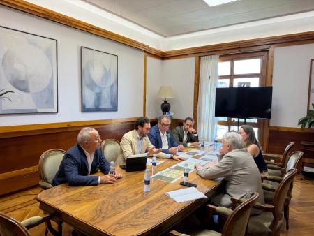 Imagen El Ayuntamiento y empresarios se reúnen con el consejero de Fomento de...