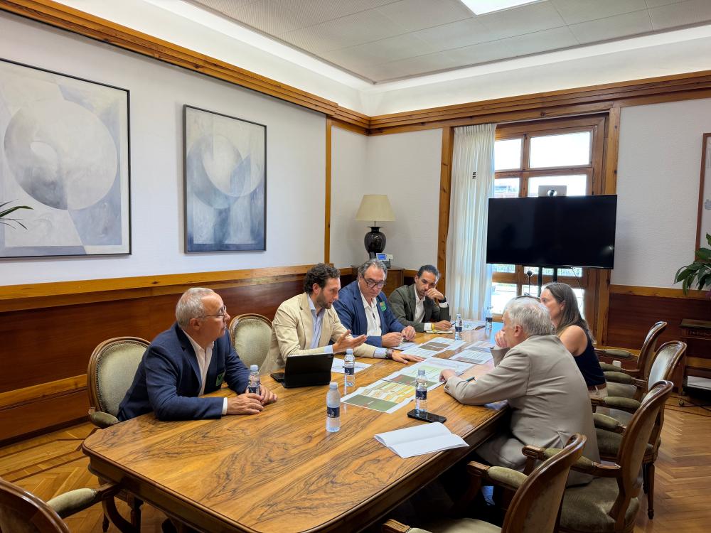 Imagen El Ayuntamiento y empresarios se reúnen con el consejero de Fomento de la DGA sobre La Armentera