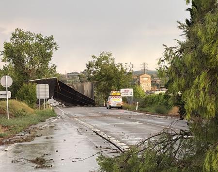 Imagen Una tormenta con fuertes rachas de viento causa destrozos en Monzón